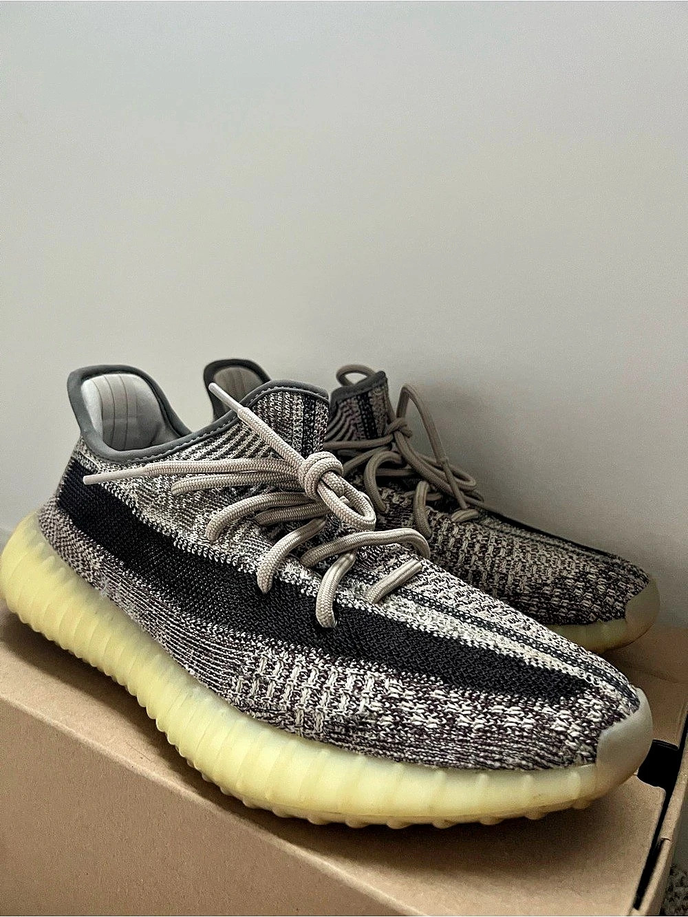 Adidas Yeezy Boost 350 V2 Sneakers Gray & Black US 8.5 Like New